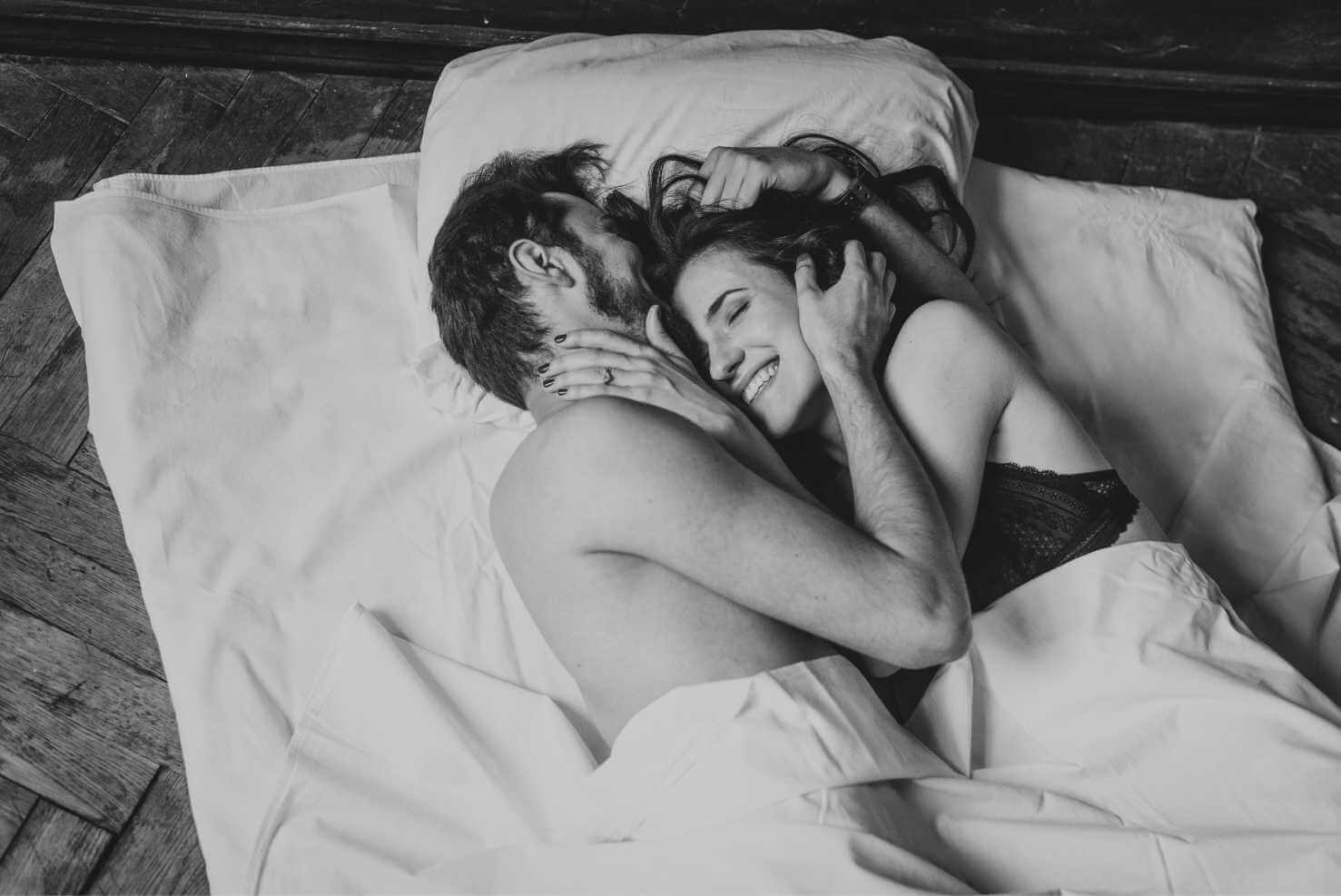 Молодая пара трахается на мягкой кровати